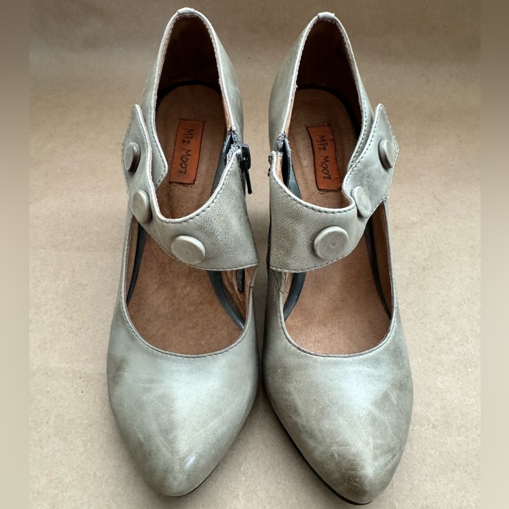 Miz Mooz Green Leather 3” Pump With Button Detail Strap. Size 6.5 - Picture 3 of 8